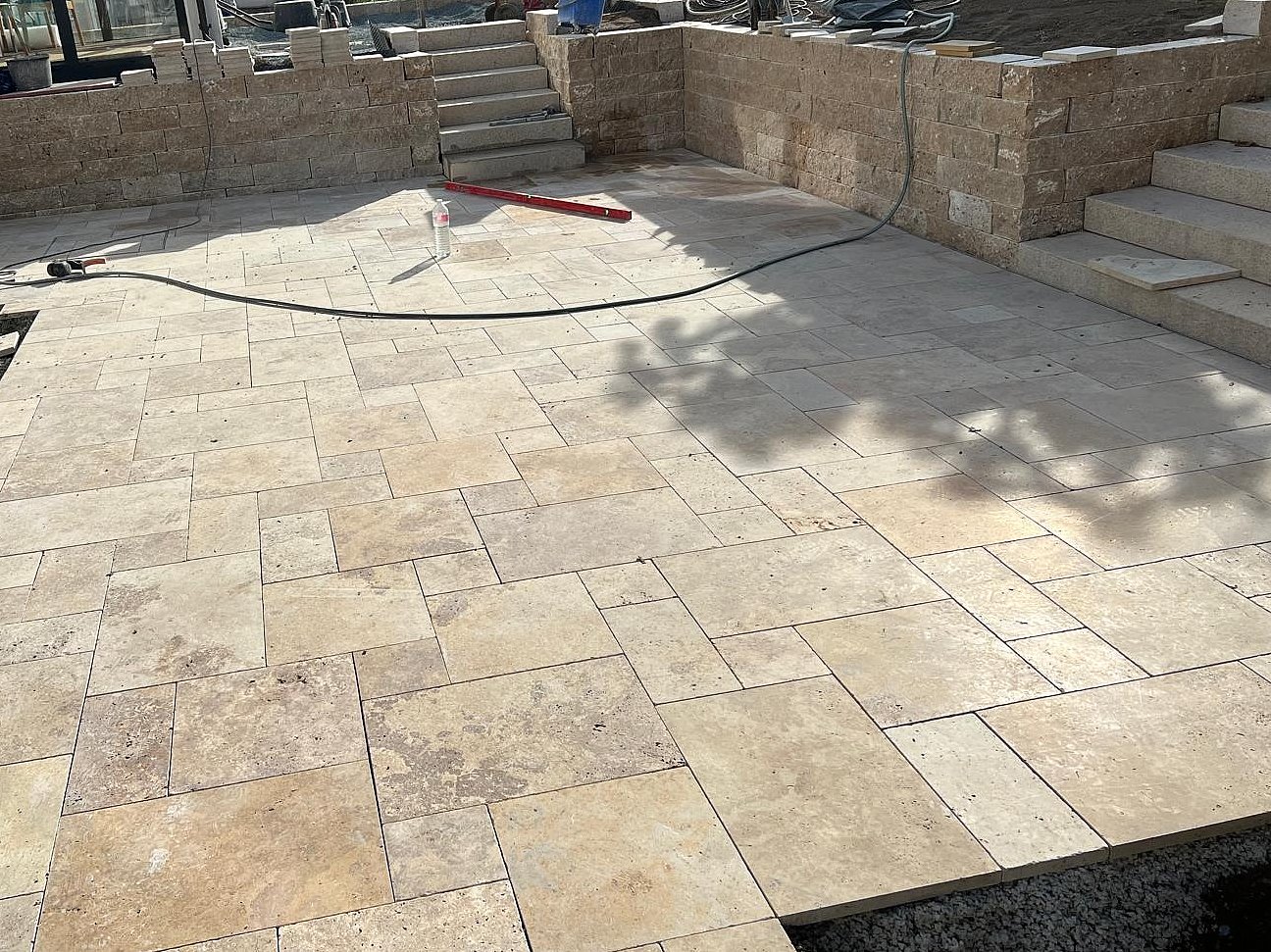 Terrasse mit Natursteinplatten Fertiggestellte Terrasse mit Travertin-Natursteinplatten von Seidler Gartenbau